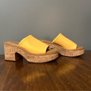 Naturalizer Cassie Platform Mule Slide Sandal. Yellow, women’s size 7.